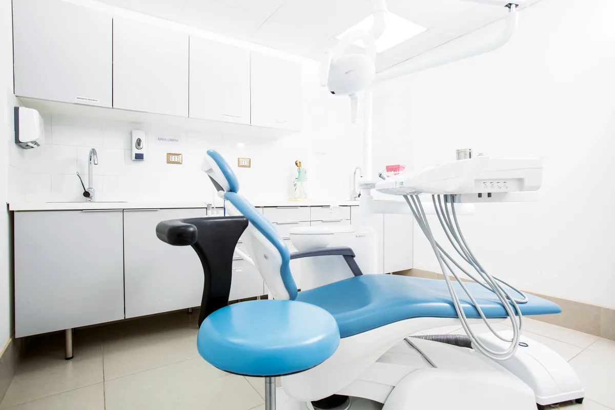 Dentistas en consulta en Clínica Dental Torrealba