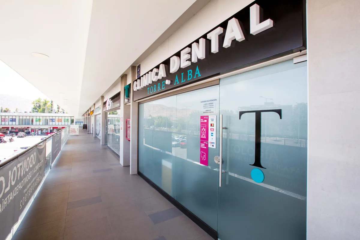 Detalle de equipamiento dental en Clínica Torrealba